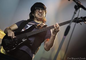 35.-John-Avila-podczas-solo-na-basie